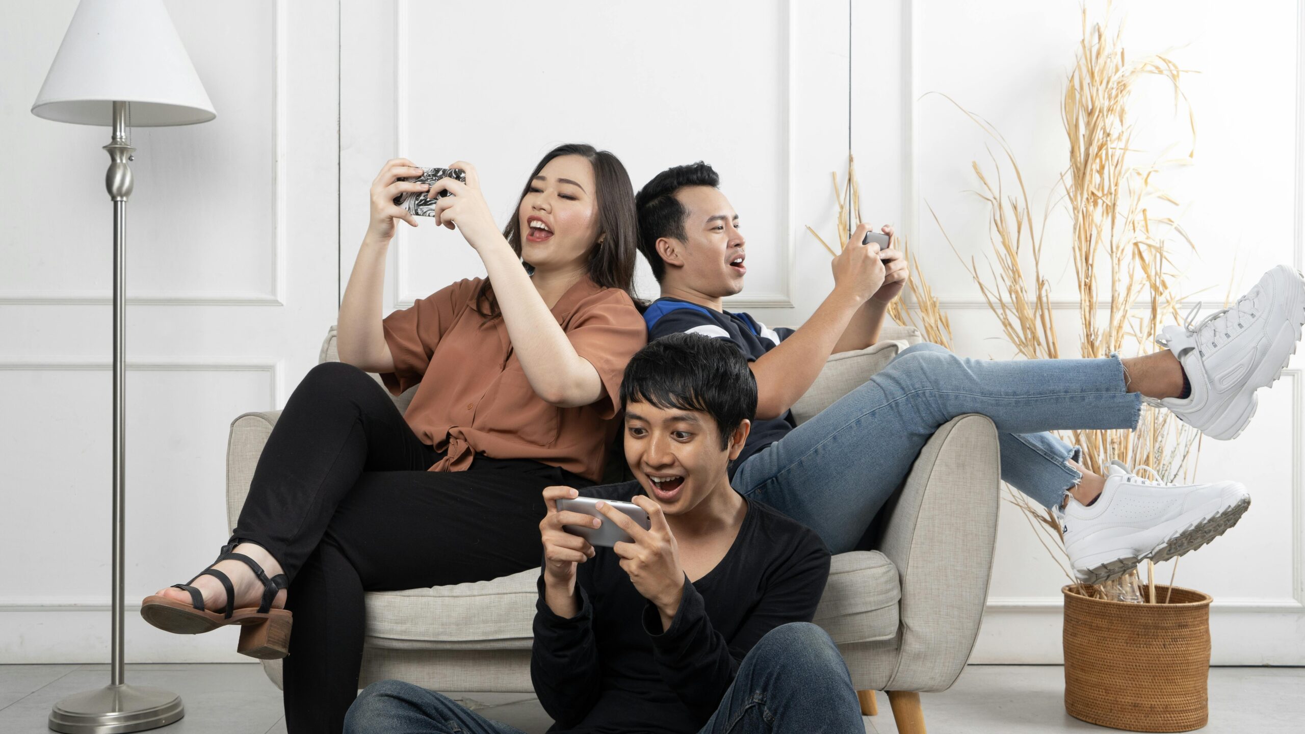 Hindari Bermain Sambil Charging (Foto: Pexels/Afif Ramdhasuma)