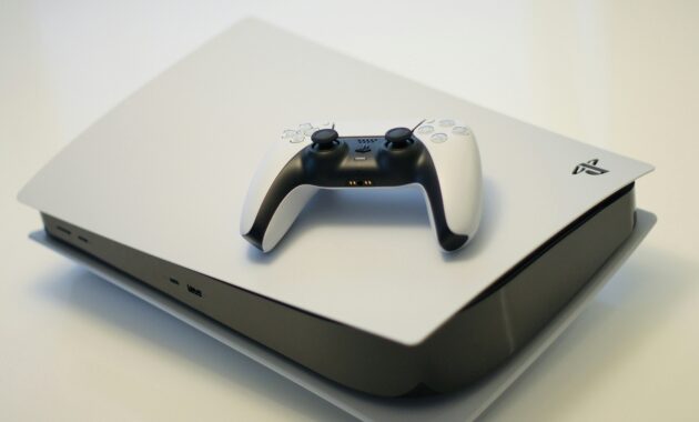Minimalis PS5 gaming setup 2026 accessories (Foto: Unsplash/Kerde Severin)