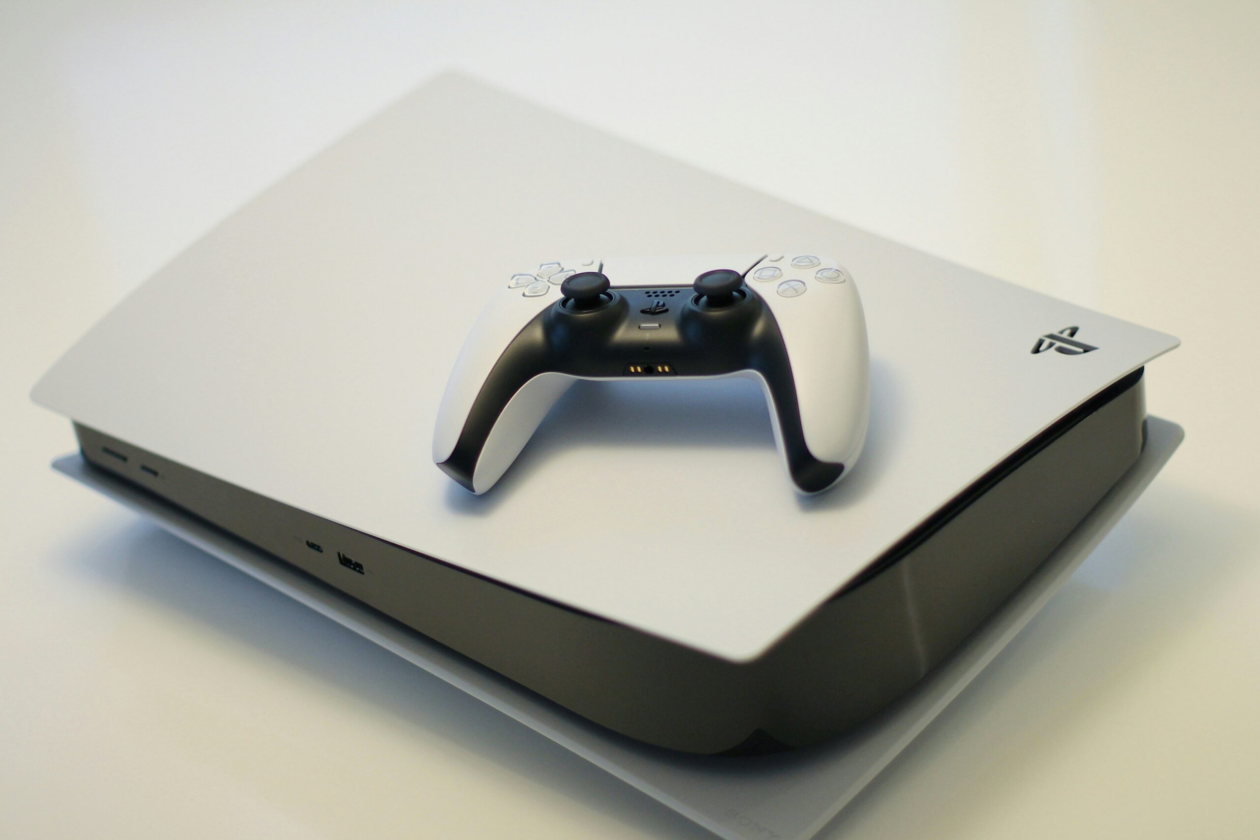 Aksesoris PS5 Wajib 2026: Upgrade Performa dan Estetika Setup Gaming Kamu