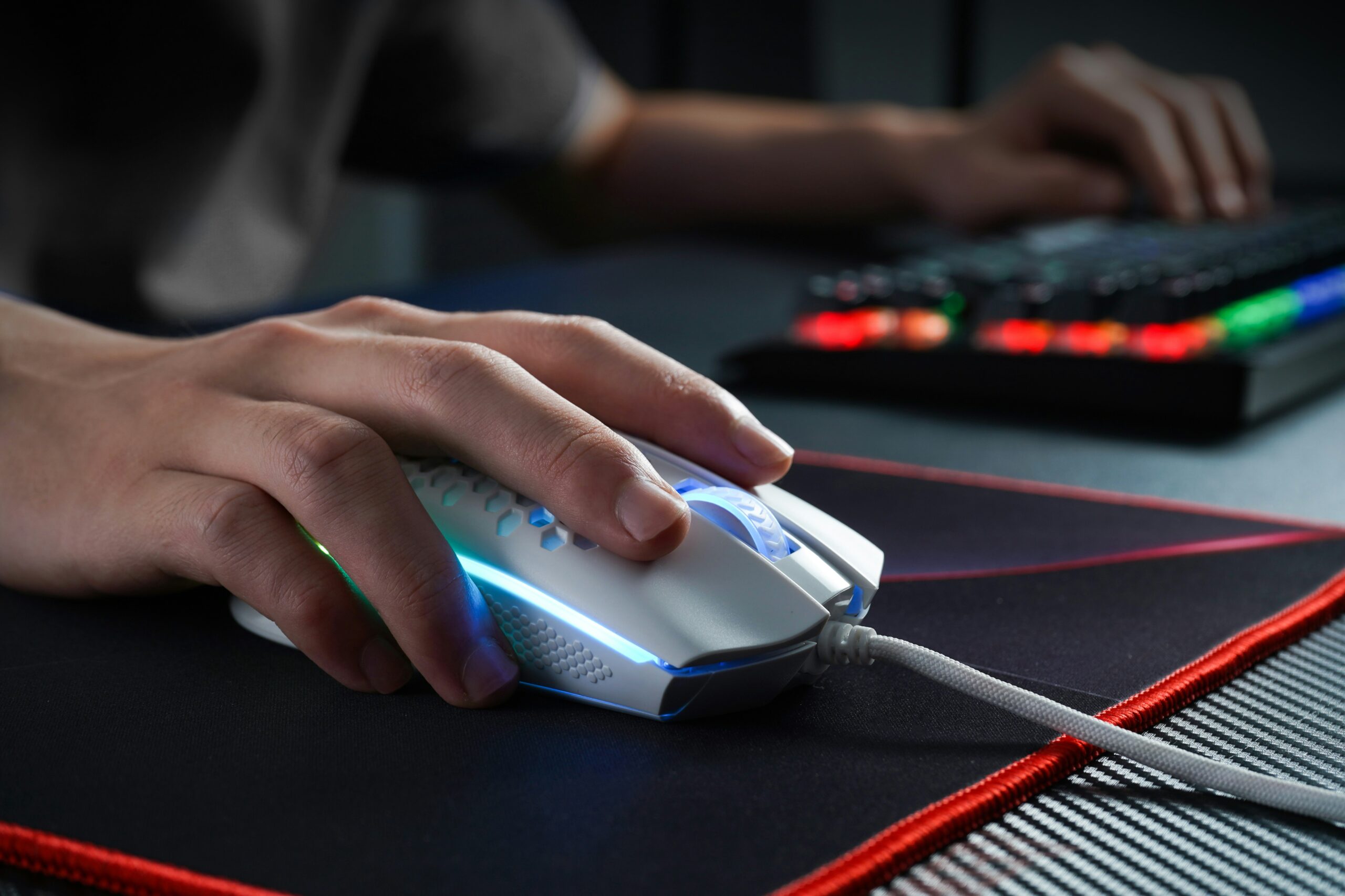 Kenapa Pro Player Pilih Mouse di Bawah 55 Gram?