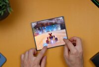 Keunggulan HP Foldable untuk Main Game (Foto: Unsplash/Daniel Romero)