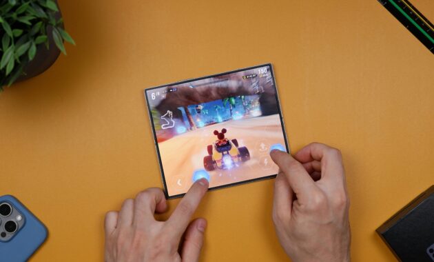 Keunggulan HP Foldable untuk Main Game (Foto: Unsplash/Daniel Romero)